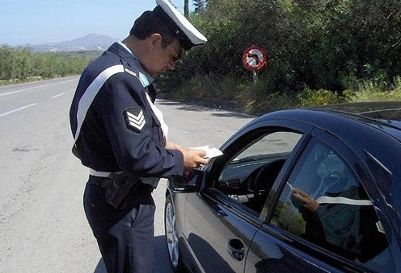 Τι προβλέπει ο νέος ΚΟΚ για την αφαίρεση διπλώματος και τα όρια ταχύτητας – Τα πρόστιμα (πίνακας)